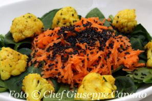 Insalata di spinacini e carote con cavolfiore alla curcuma e sesamo nero 518
