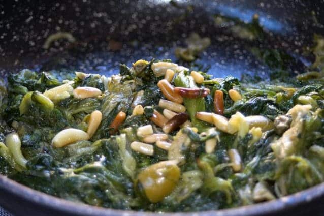 scarola in padella la ricetta con acciughe olive e capperi alla napoletana